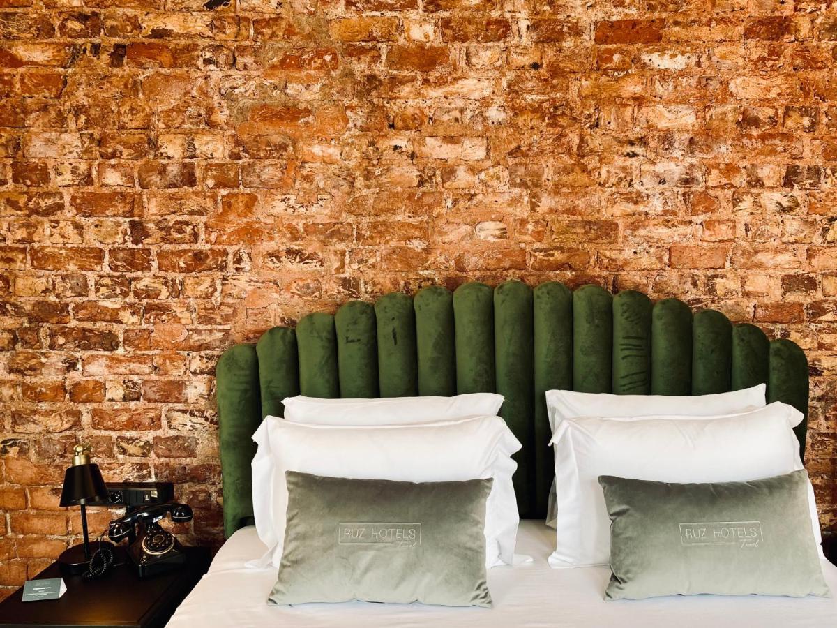 Ruz Hotels Estambul Exterior foto A bed with a green headboard