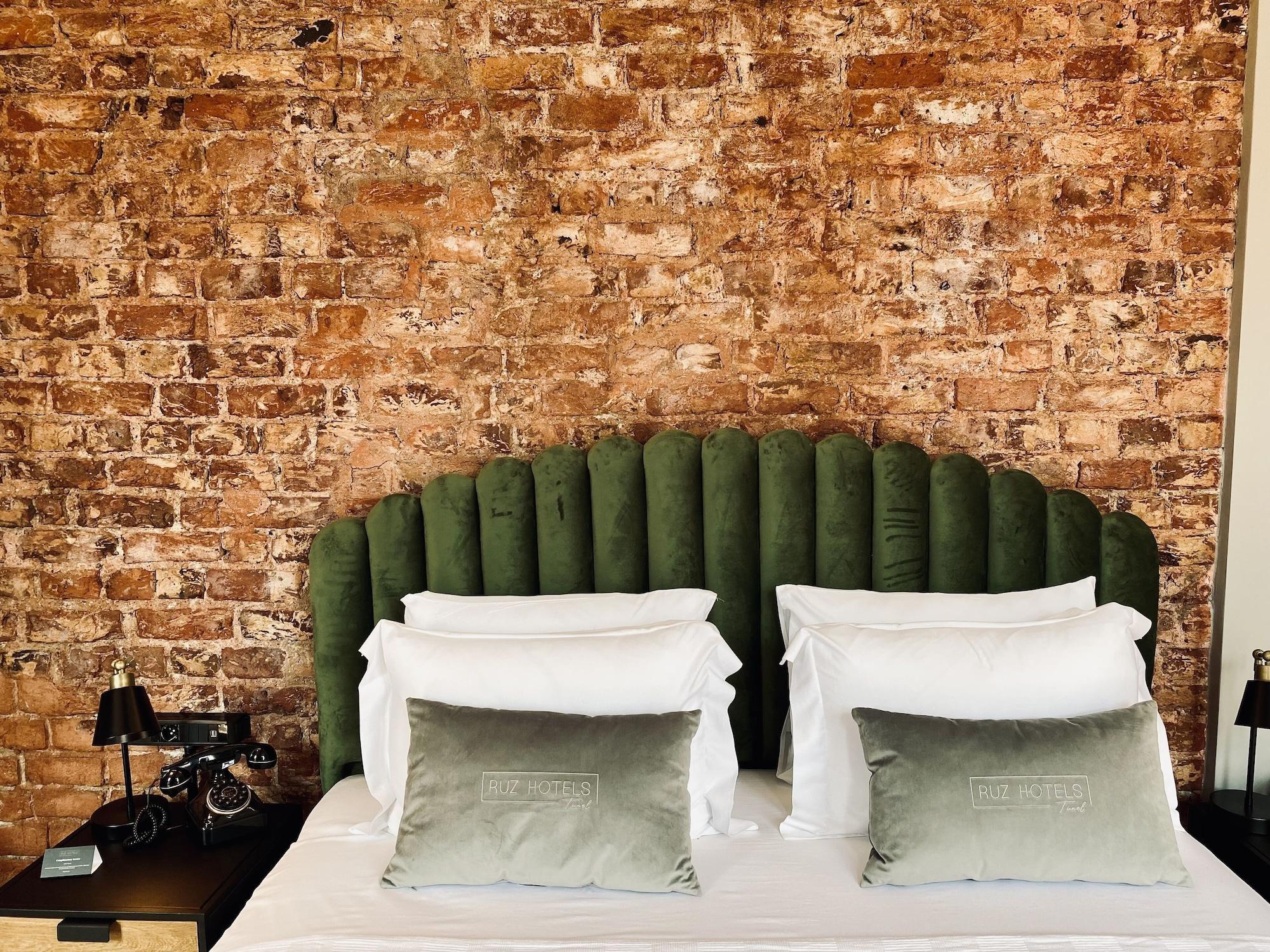 Ruz Hotels Estambul Exterior foto A bed with two pillows
